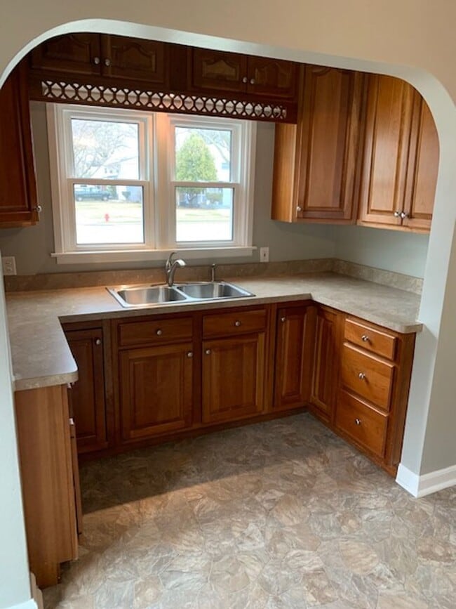 Building Photo - Absolutely Charming 3B 1B Bungalow