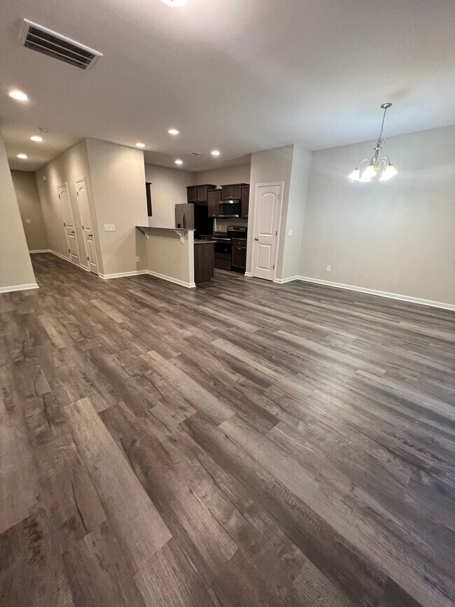 Building Photo - 3 Bedroom/2.5 Bath Townhome in Lakeview Commons