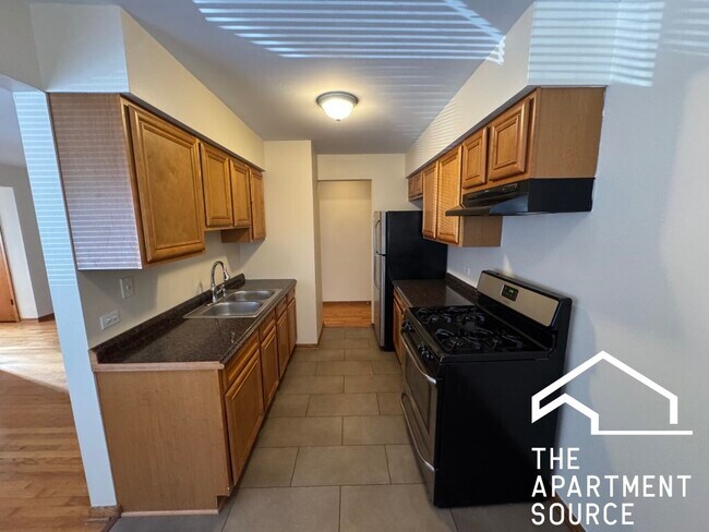 Primary Photo - 3057 N Narragansett Ave