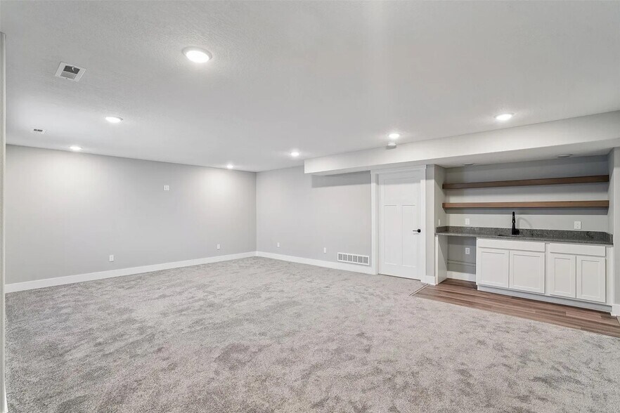 Building Photo - 519 Meadows Ct