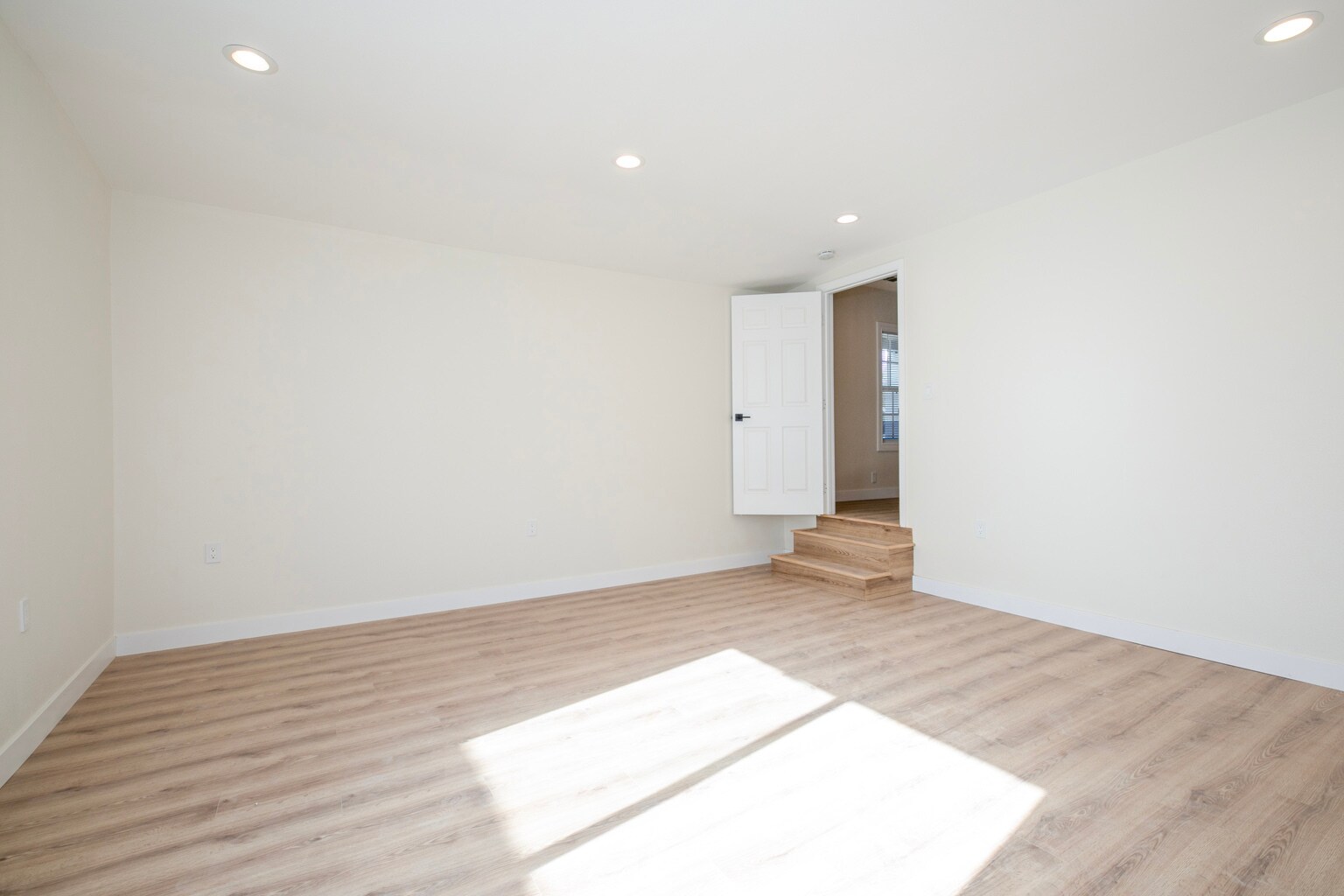 Building Photo - 7912 Vineland Ave