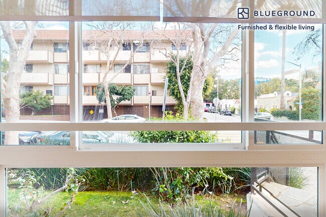 Building Photo - 7949 Romaine St