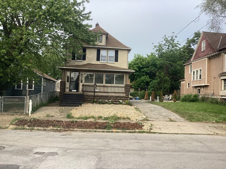 House - 651 E 93rd St