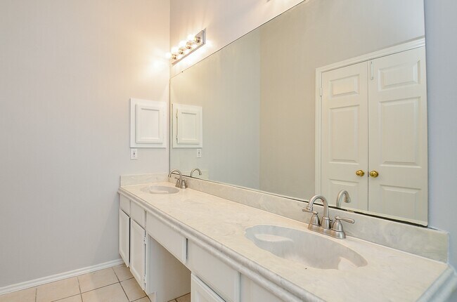 Building Photo - 1206 Green Knoll Dr