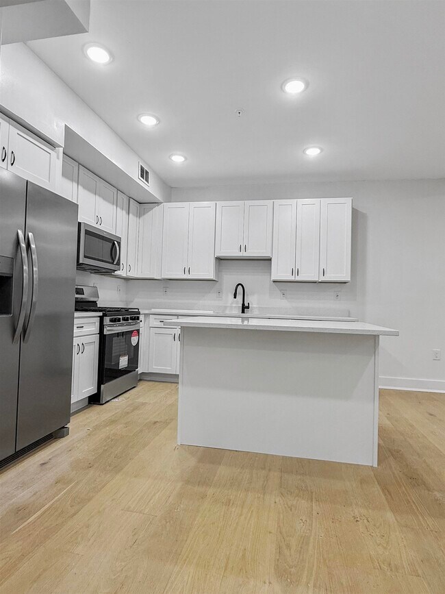 Building Photo - 185 Mallory Ave