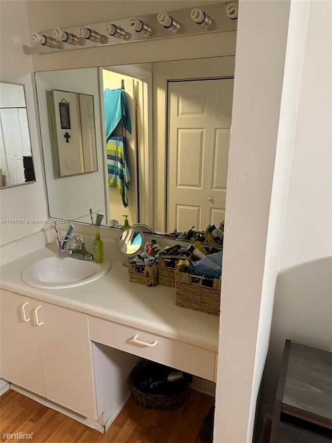 Building Photo - 2 br, 2.5 bath Townhome - 1050 Sorrento Dr...