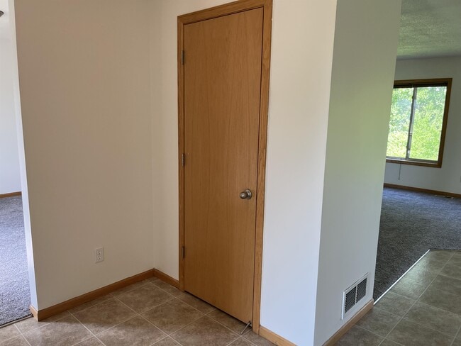 Building Photo - 9141 Leaf Cir