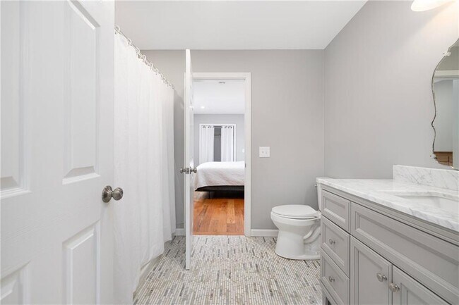 Building Photo - 127 Howland Ave