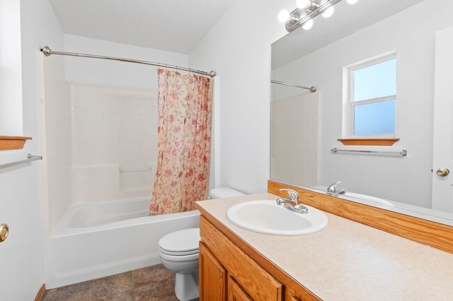 Building Photo - 4 bedroom 3 bath home with 3 car garage in Cheney