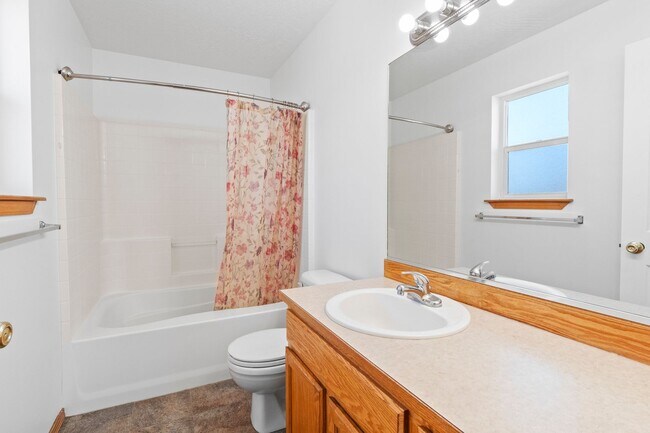 Building Photo - 4 bedroom 3 bath home with 3 car garage in...