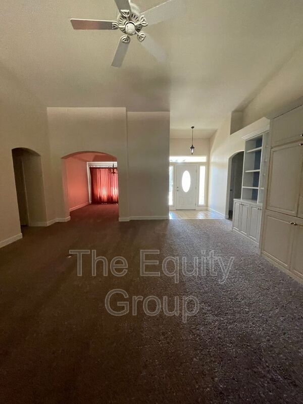 Building Photo - 608 W Evergreen Ct