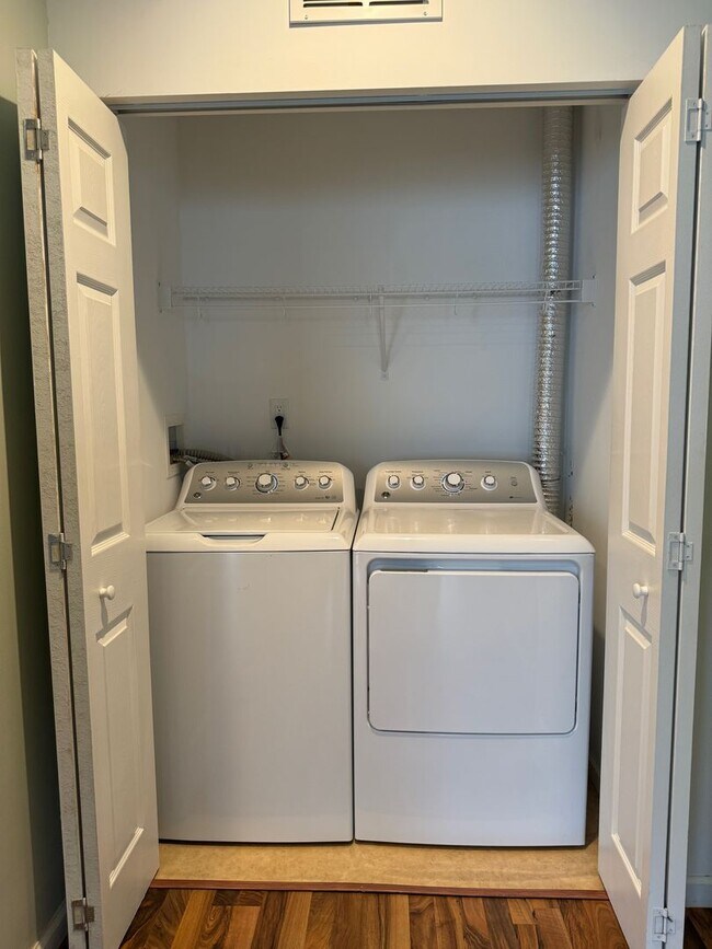 Building Photo - Weaverville - Modern, Three Bedroom, Fenced Yard