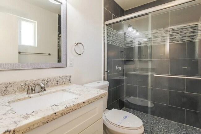 Building Photo - 421 E Hermosa Dr