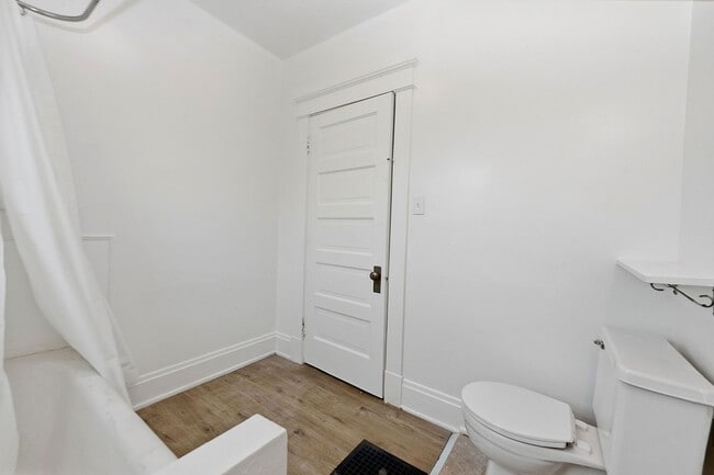 Building Photo - CHEVIOT: Charming 4 bed 2.5 bath 1 car detached garage