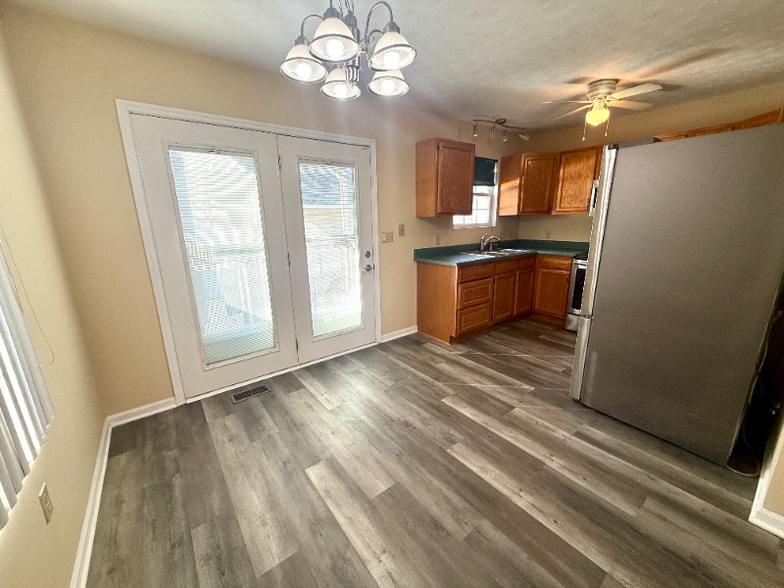 Building Photo - 3602 E 5th St