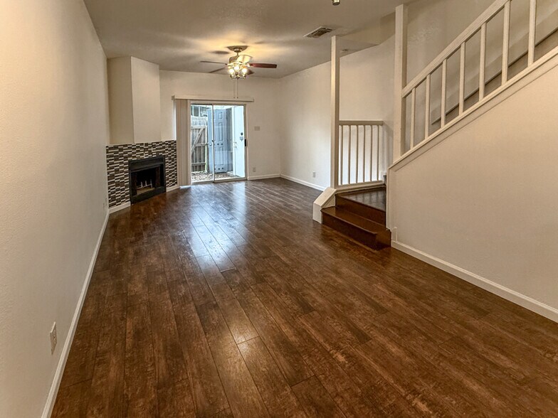 Building Photo - 12273 Apricot Dr