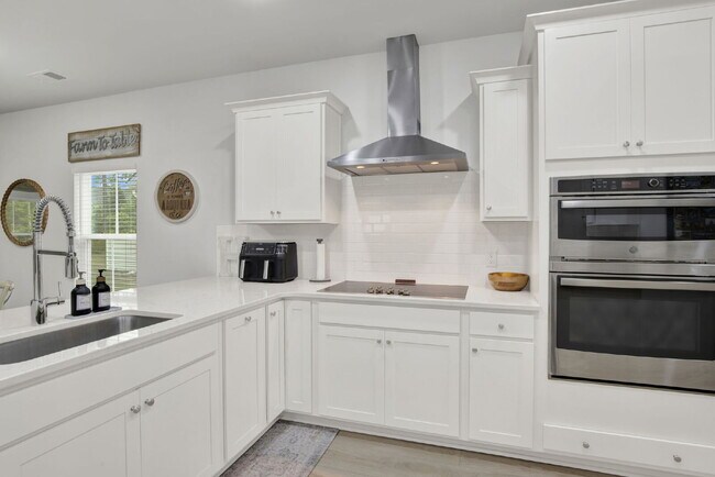 Building Photo - 120 Binscombe Ln