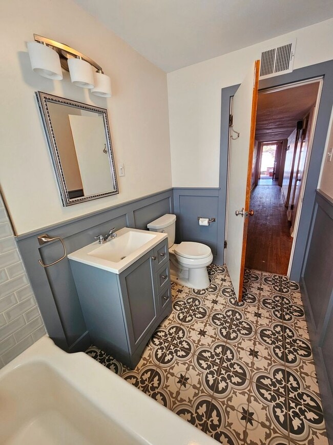 Building Photo - Beautiful Retro 3 Bd/2Ba Home Ready Lookin...