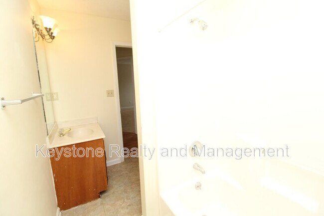 Building Photo - 1175 Schatten St