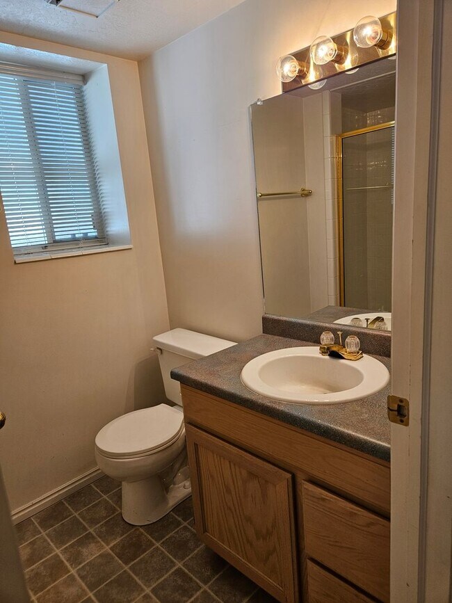 Building Photo - Beautiful 3 Bedroom/2.5 Bathroom in Midvale