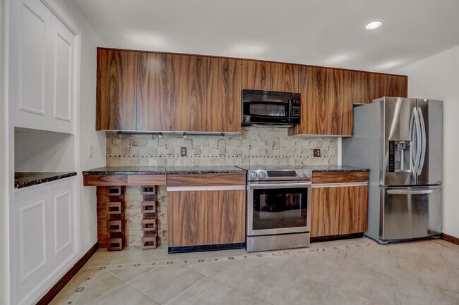 Building Photo - AMAZING SPACIOUS END UNIT TOWNHOUSE IN PRIME LOCATION