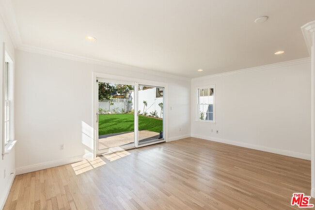 Building Photo - 1557 N Stanley Ave