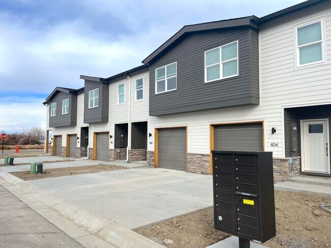 Primary Photo - Beautiful 3 Bed/ 2 1/2 Bath Townhomes