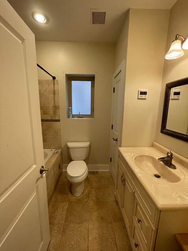 Building Photo - Modern  Bi-Level 1st Fl. 2 Bed, 2 Bath Nor...