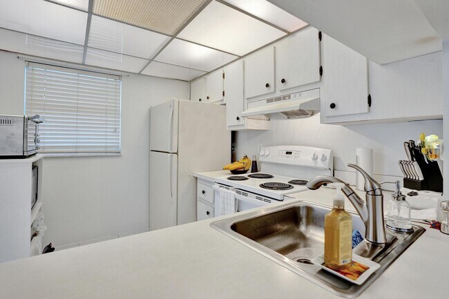 Building Photo - 9480 Poinciana Pl