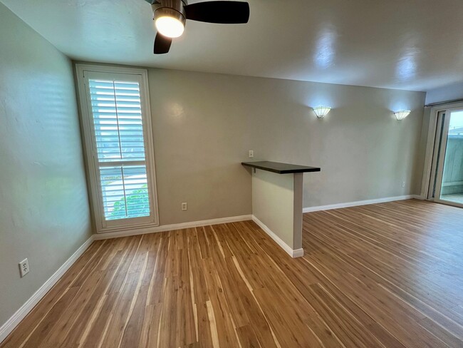 Building Photo - GREAT location, downstairs 2+2 condo