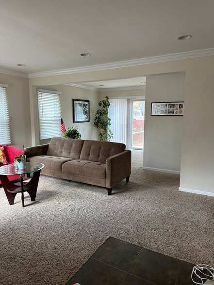 Building Photo - 14040 Labelle St