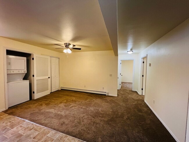 Building Photo - 915 Defoe St