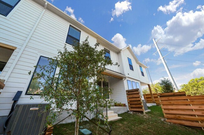 Building Photo - 13709 Giovannis Gdn