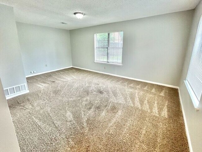 Building Photo - Now Leasing A 5 Bedroom 2 Bath Home In Memphis. Availalbe Now