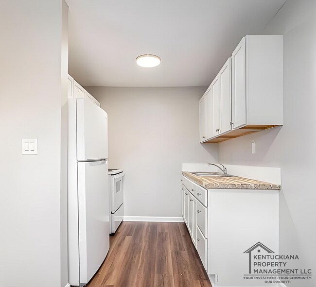 Building Photo - Renovated Spacious 2BR Apartments Near UofL & Churchill Downs!