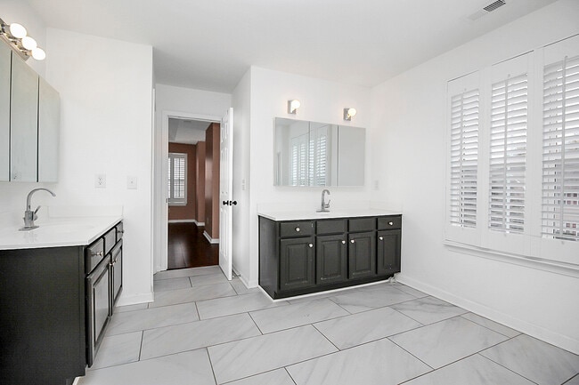 Building Photo - 3415 Fallowbrook Forest