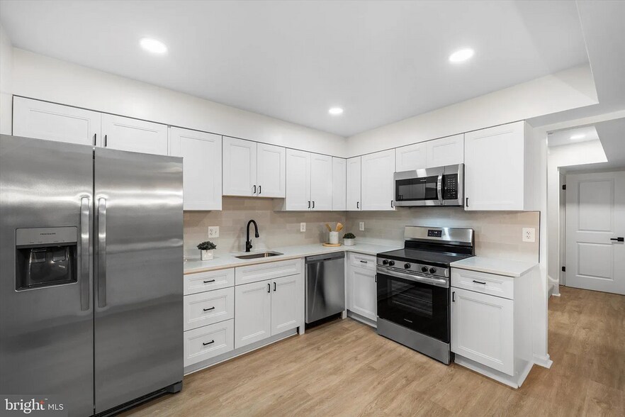 Building Photo - 10116 Dundalk St