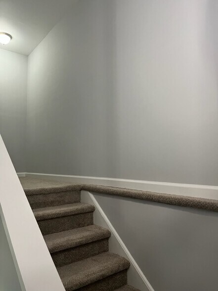 Building Photo - 128 Rainbow Ct