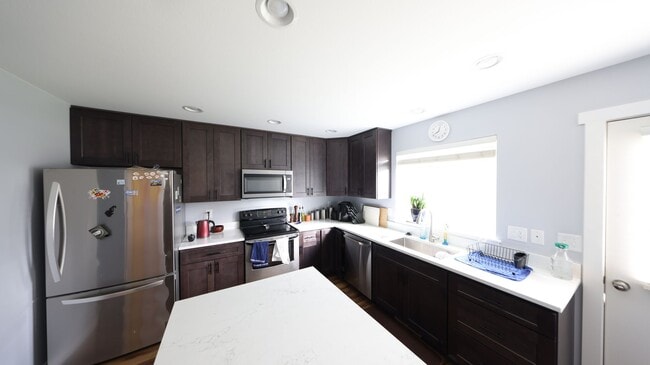 Building Photo - 5 Bed 2.5 Bath - Group - Dog Friendly - Fu...
