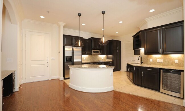 Building Photo - Top-Floor 1-Bedroom Condo in the Heart of Upper Kirby!