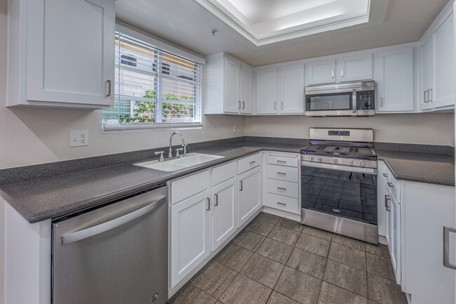 Building Photo - 449 N Catalina Ave