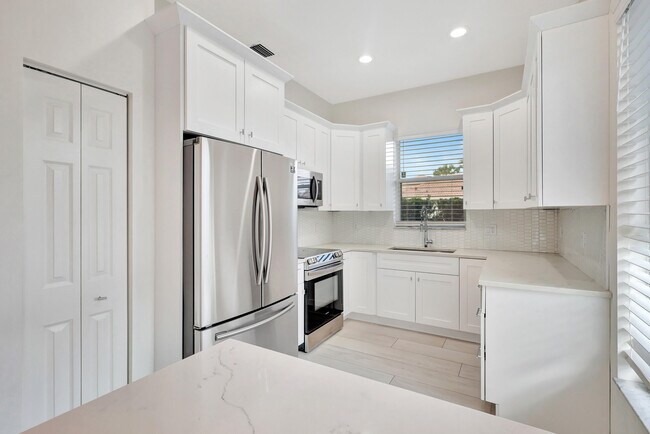 Building Photo - 1898 Capeside Cir