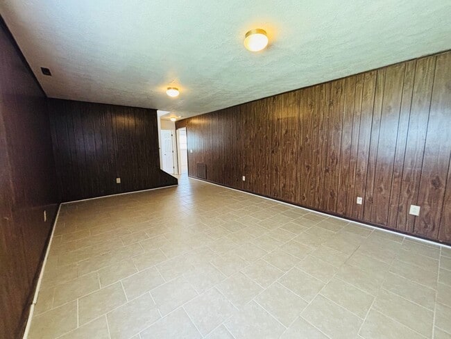 Building Photo - 306 Woodbine Dr