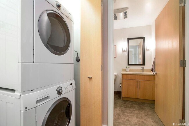 Building Photo - Spacious Centrally Located 1 bed + Den/ 1....