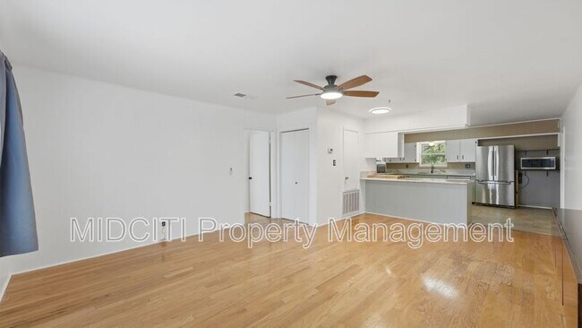 Building Photo - 701 Luehlfing Dr