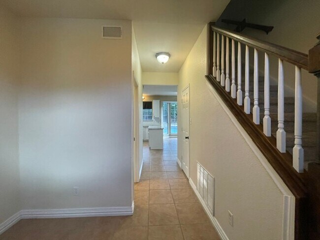 Building Photo - 3222 Mapleridge Dr