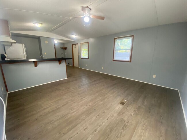 Building Photo - 2 Bedroom 1 Bath Mobile Home in Greenevill...