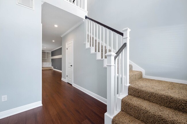 Building Photo - 2470 Country Club Dr