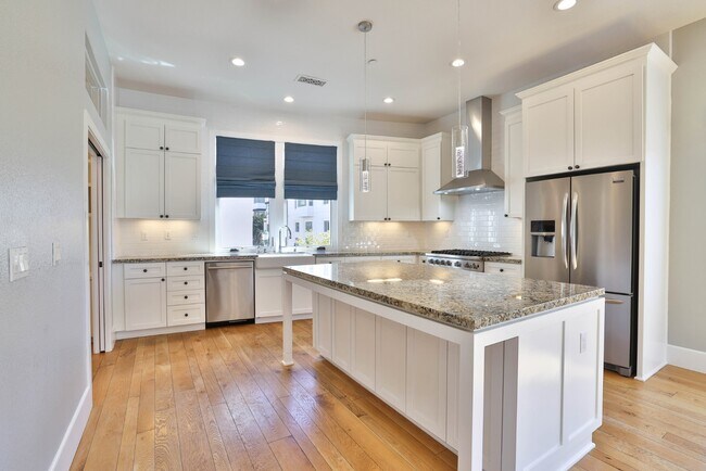 Building Photo - Modern 3-Bedroom Townhome with Rooftop Dec...