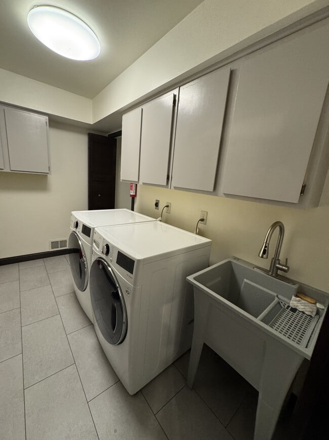 Building Photo - 5160 Orchard Crest